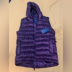 Women’s small puffer vest with hood new with tags